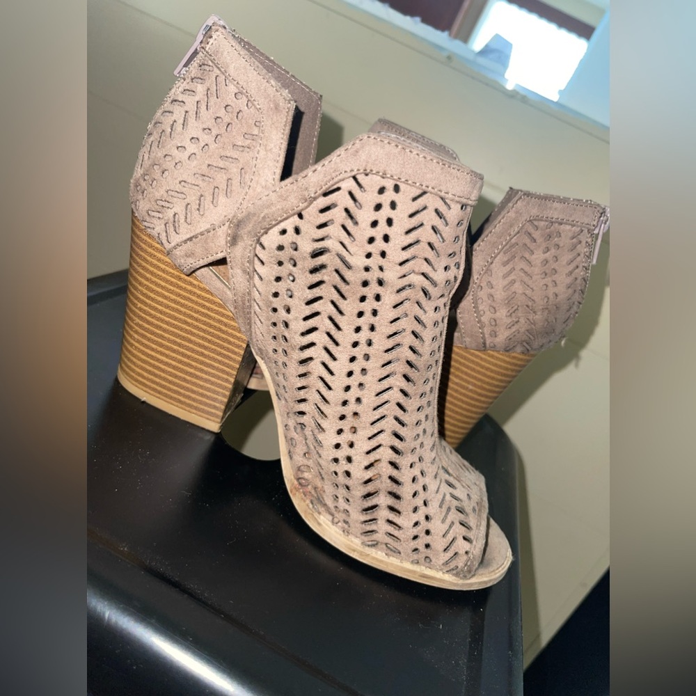 Day trip light brown open toe heel, size 7.5